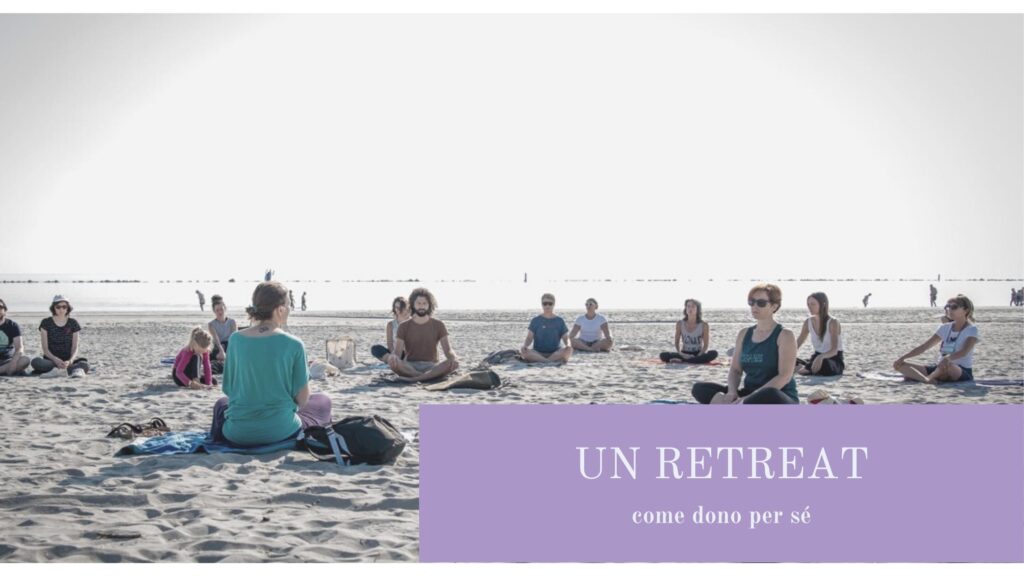 Una meditazione al mare. La caption recita "Un retreat come dono per sé". La foto è di Jessica Zanardi