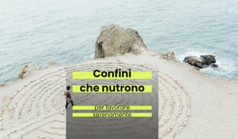 una persona al centro di un disegno di un labirinto, fatto con i sassi in cima a una scogliera. Il testo "Confini che nutrono per lavorare serenamente"