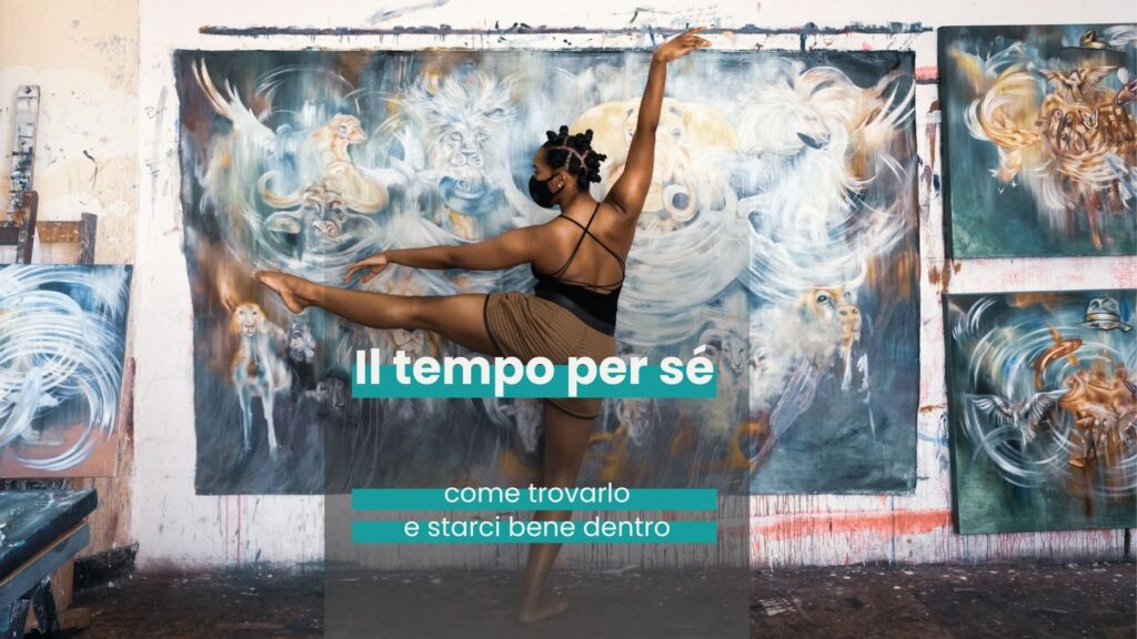 Una persona che fa un passo di danza dando le spalle alla fotocamera. Davanti a lei c'è un murales. L'ho scelta perché la persona ha la gamba sinistra alzata laterlamente a circa 90 gradi, il braccio sinistro parallelo alla gamba e il braccio destro allungato in alto. Mi ricorda un orologio
