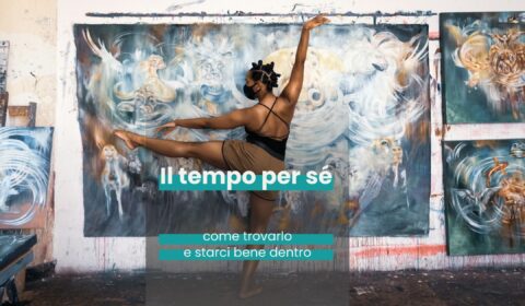 Una persona che fa un passo di danza dando le spalle alla fotocamera. Davanti a lei c'è un murales. L'ho scelta perché la persona ha la gamba sinistra alzata laterlamente a circa 90 gradi, il braccio sinistro parallelo alla gamba e il braccio destro allungato in alto. Mi ricorda un orologio